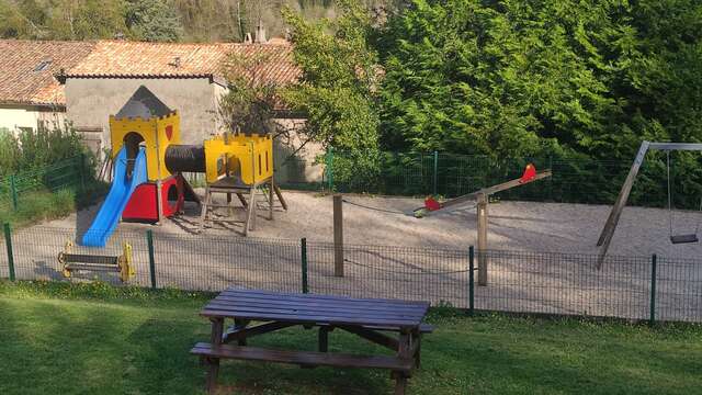 Aire de jeux et tables de pique-nique à Montségur