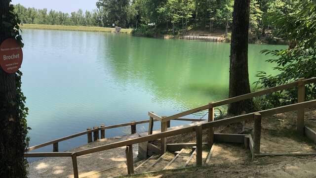 Ponton de pêche au lac de Lafrançaise