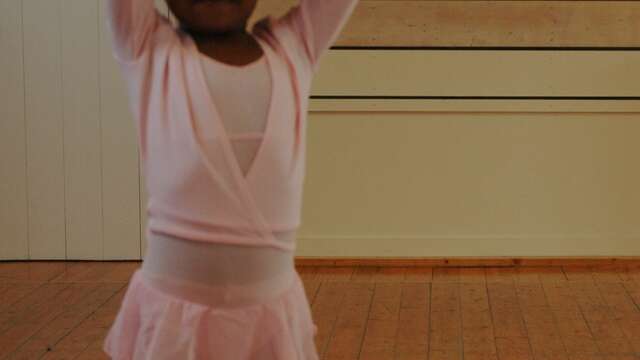 Cours de danse classique enfant à Loix pour les locaux à l'année