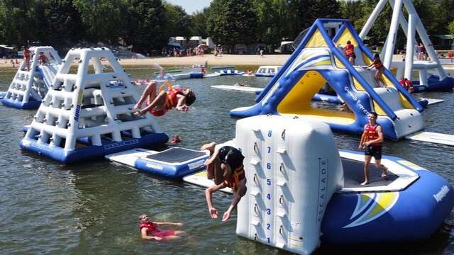 Aquafolies, parc aquatique gonflable