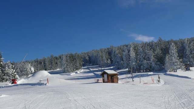 Beginner downhill skiing at Beille ski resort