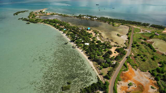 Plage de Ouano - Surf Camp (au Nord de presq. Î. Ouano)