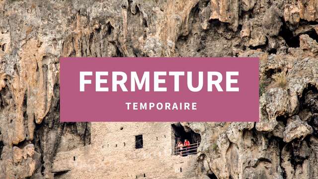 Habitats troglodytes dans le rocher de tuf