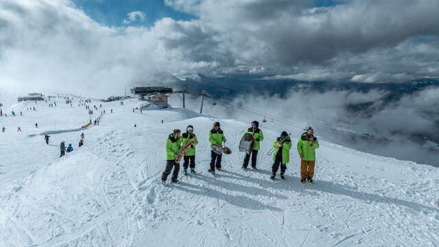 Fanfare et magicien en démabulation