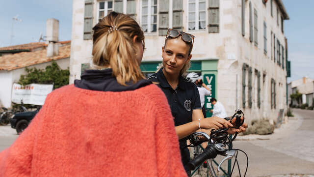 Handi-bikes : fauteuil roulant tracté par un vélo électrique par Les Cycles N