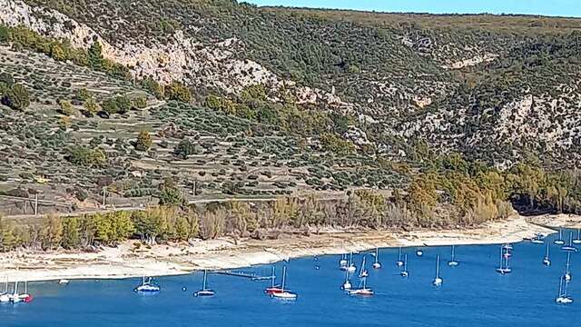 Point de vue remarquable sur l 'Oliveraie et le village de Bauduen