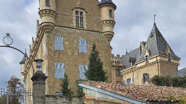 Châteaux et maisons fortes en 2CV