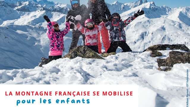 "Les P'tits Flambeaux" charity torchlight descent with the French ski school