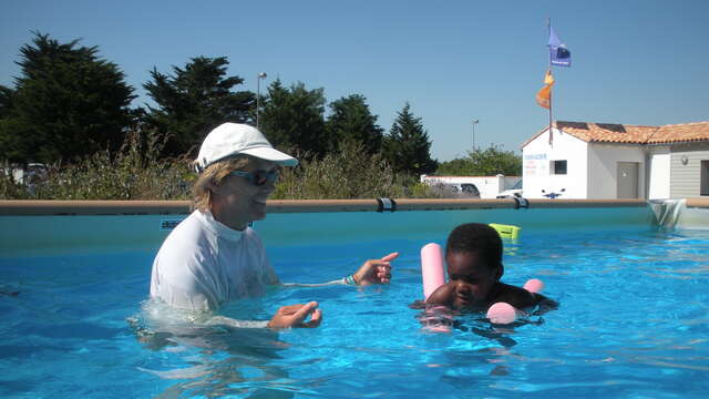 Swimming lessons for children at the CNPA in Rivedoux-Plage