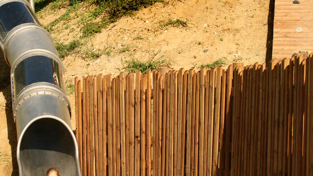 Toboggan avec mur d'escalade