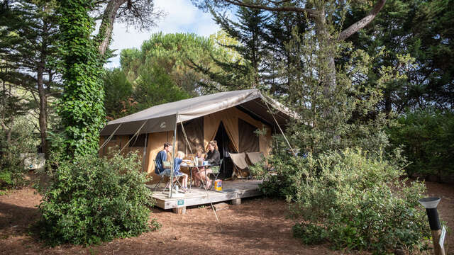 Passez une nuit en tente aménagée au Camping Huttopia - Chardons Bleus