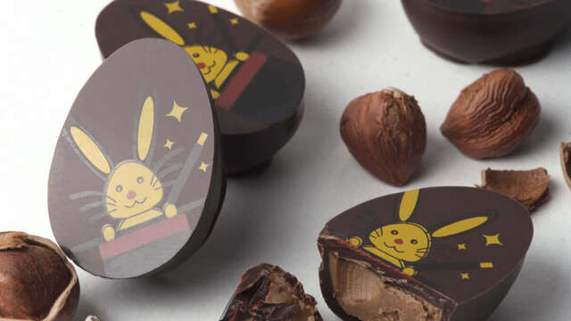 I coat and decorate my egg halves in pairs - Adult workshop