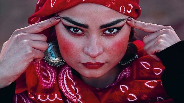 Femmes dévoilées et hommes en fleurs