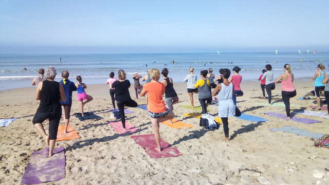 Yoga am Strand von Bois-Plage