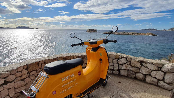 Découvrir les calanques en scooter électrique avec GPS!