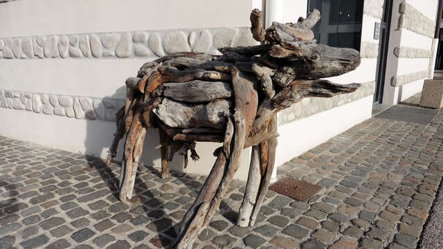 Art vache : sculpture "La Vache en bois flotté"