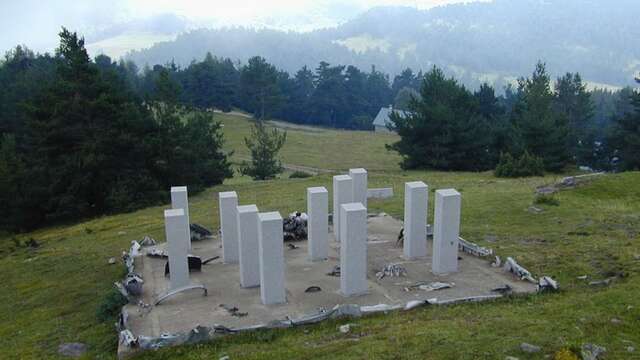 Monument du Liberator par Sacha Sosno, artiste sculpteur