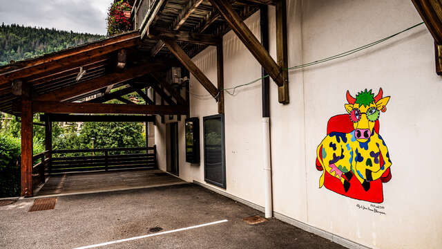 Art vache : fresque ''La vache cinéphile''