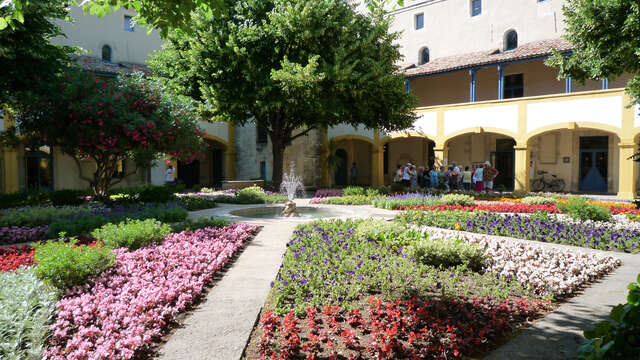 Arles with a guide in the footsteps of Van Gogh