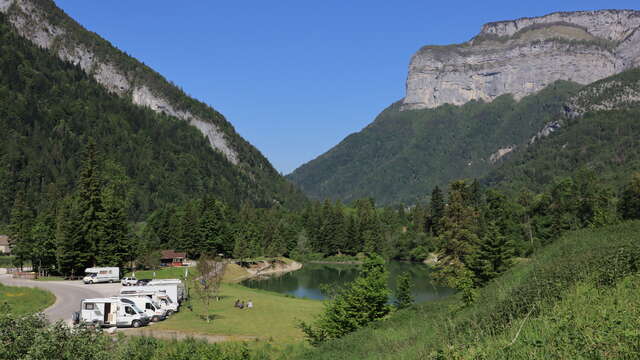Aire de stationnement camping-car au Lac de Thuy