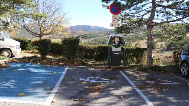 Charging station for electric vehicles