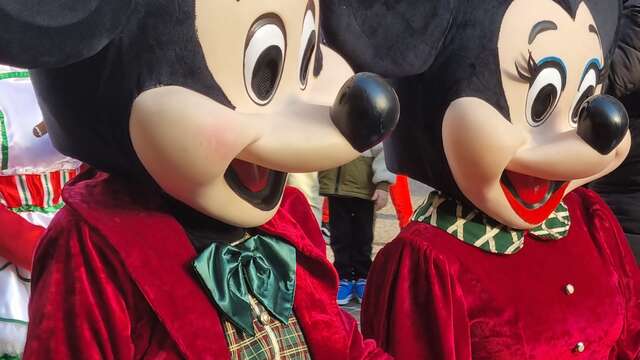 Parade Disney Noël Coeur Historique de Fréjus