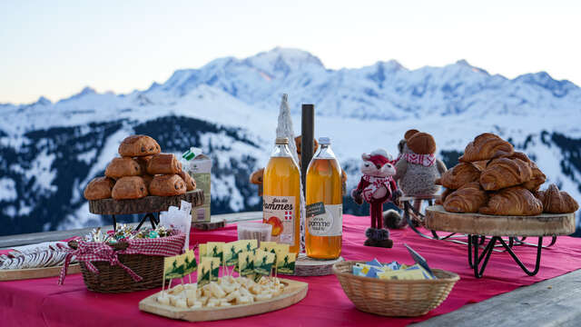 Petit-déjeuner au sommet, face au Mont Blanc