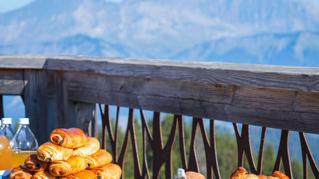 Petit-déjeuner au sommet été, face au Mont Blanc