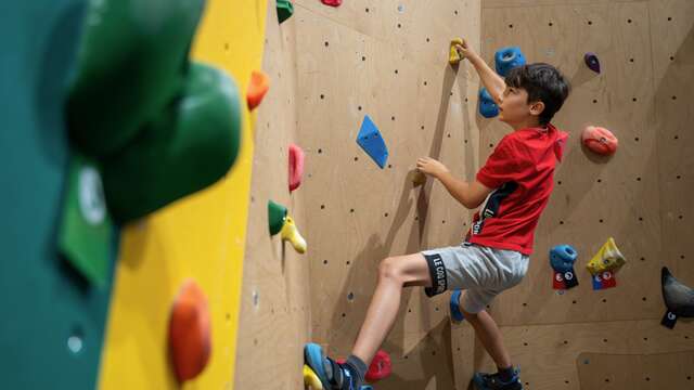 Découverte de l'escalade et cabane dans la foret au Club enfants