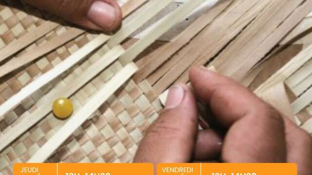 Atelier confection chapeau miniature en pandanus