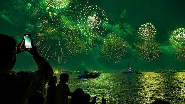 Feux d'artifice en mer by Sea You Sun