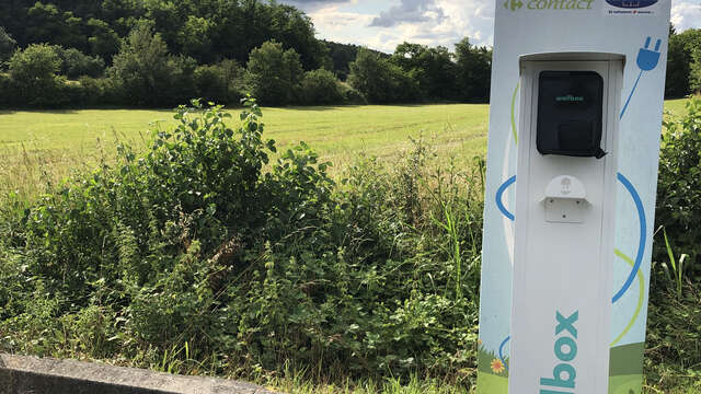 Borne de recharge pour véhicules électriques sur le parking de Carrefour Contact
