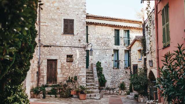 The fortified village and the gates of the medieval enclosure