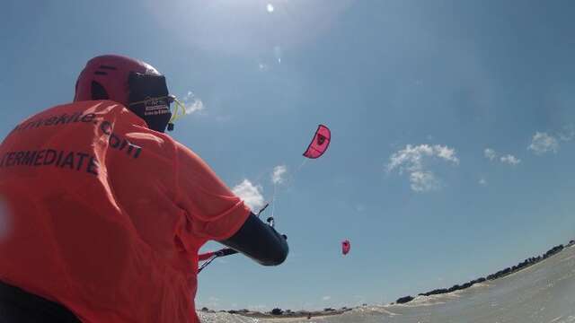 Entdecken Sie das Kitesurfen und Wingfoiling in Rivedoux-Plage mit Ile de Ré Kitesurf