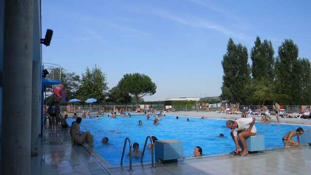 Piscina y toboganes acuáticos