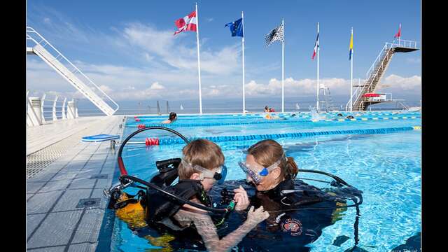 Basics of scuba diving in the swimming pool