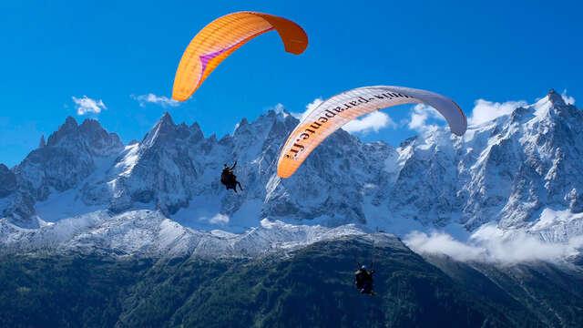 Baptême de parapente dans la vallée de Chamonix depuis le décollage du plan de l'aiguille