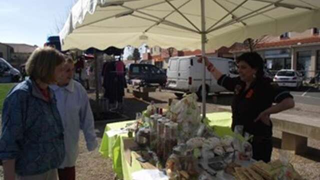 Marché estival de St Etienne de Tulmont