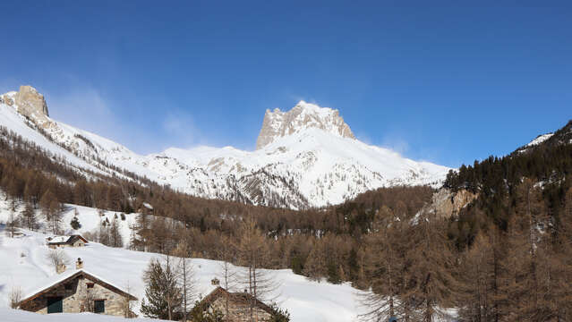 Les granges de la Vallée Étroite en raquettes : accès aux refuges I Re Magi et Terzo Alpini