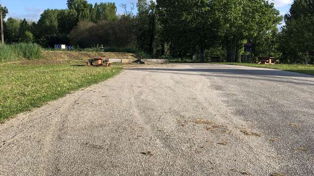 Parking pont du Saula, rampe de mise à l'eau, base de canoë kayak