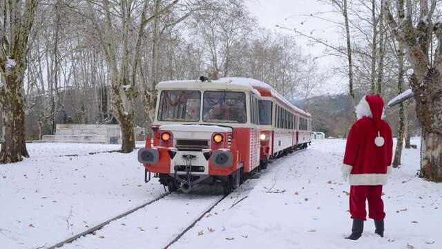 Il treno di Babbo Natale da Breil a Tende arriva in stazione