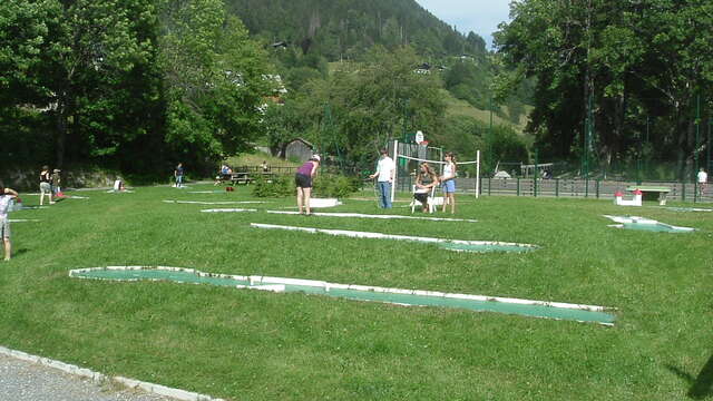Rencontre amicale de mini-golf pour enfants