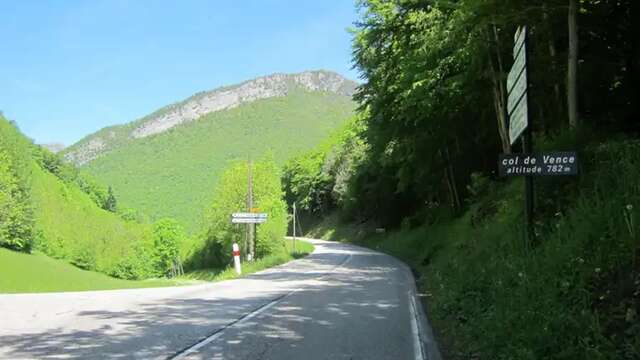 Ut4M - Passage des coureurs trail à Saint Nazaire les Eymes