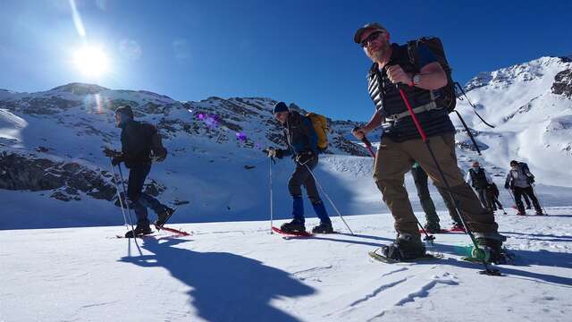 Vers les crêtes et sommets enneigés du Queyras