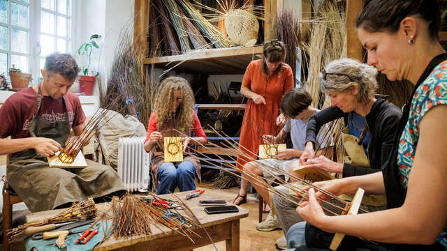 Atelier de vannerie : fabrication d'une mangeoire à oiseaux