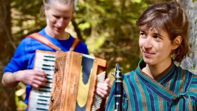 Folk ball evening at the Crêt du Poulet refuge