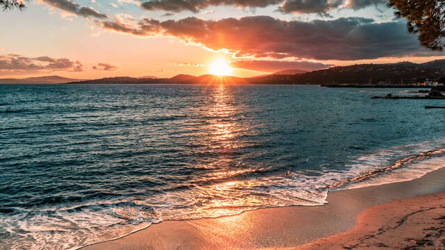 Le sentier du littoral en coucher de soleil avec RandoPaca