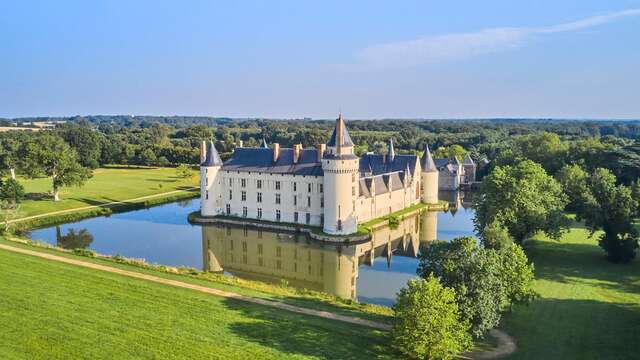 From Plessis-Bourré to the Lower Anjou Valleys