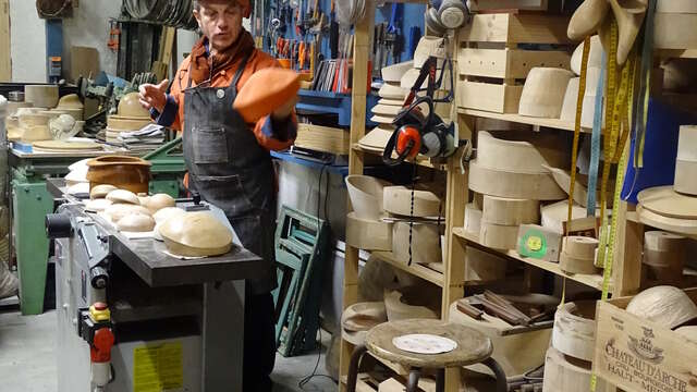 Visite de la chapellerie - Atelier de Formier Hats Blocks Laforest