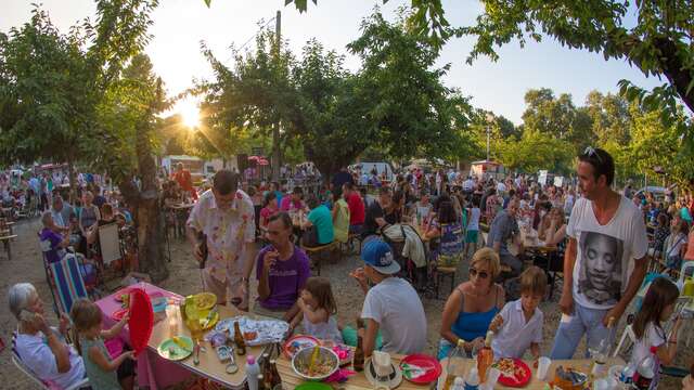 Evening artisanal market at La Motte d'Aigues